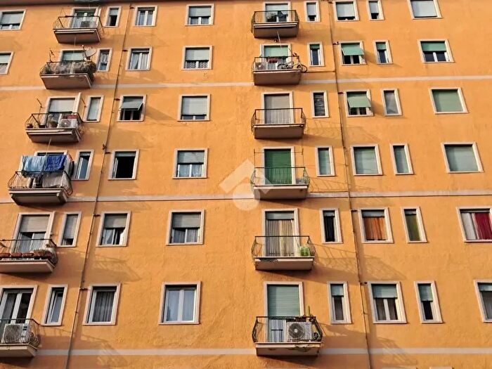 Appartamento trilocale in vendita in Via Aversa, Roma