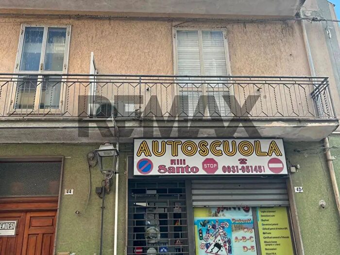 Casa con 12 locali in vendita in Via Iblea, Melilli