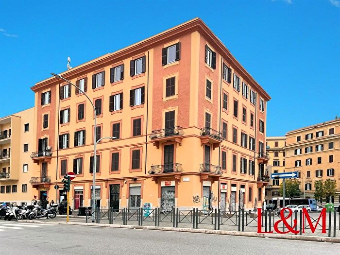 Appartamento trilocale in vendita in Via La Spezia, Roma