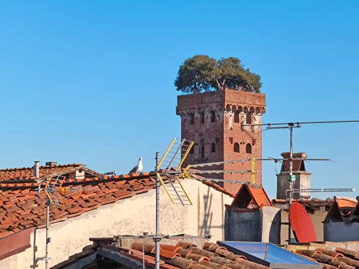 Appartamento quadrilocale in vendita in Via Santa Croce, Lucca