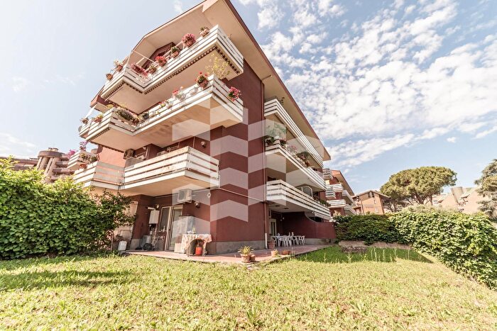 Appartamento con 5 locali in vendita in Via Ildebrando Vivanti, Roma