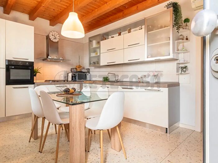 Appartamento quadrilocale in vendita in Via Cardinale dalla Costa, Pozzoleone