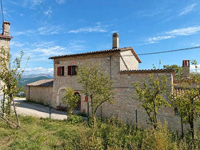 Casa con 7 locali in vendita in Sellano Località Montalbo, Sellano
