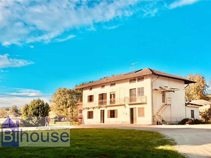 Casa con 6 locali in vendita in Via Drumma, Mottalciata