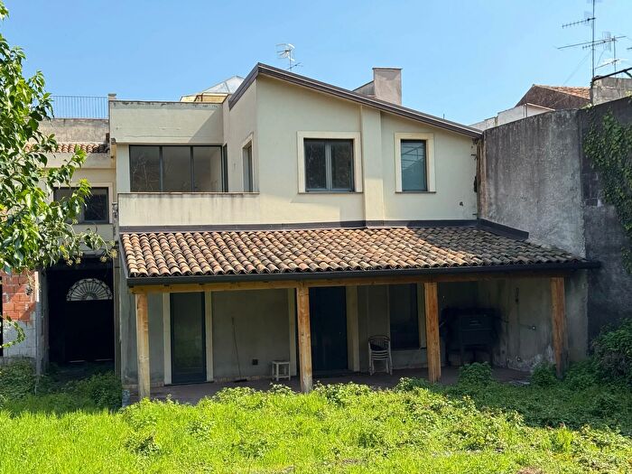 Casa con 8 locali in vendita in Via Giacomo Leopardi, Giarre