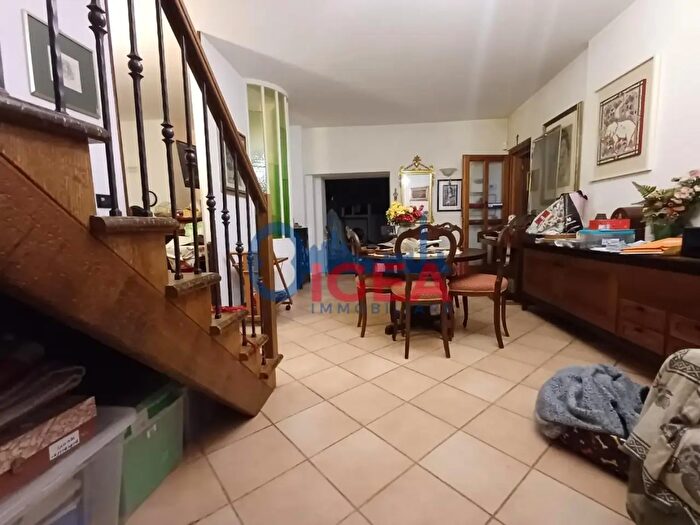 Appartamento con 8 locali in vendita in Gaetano Donizetti, Siena