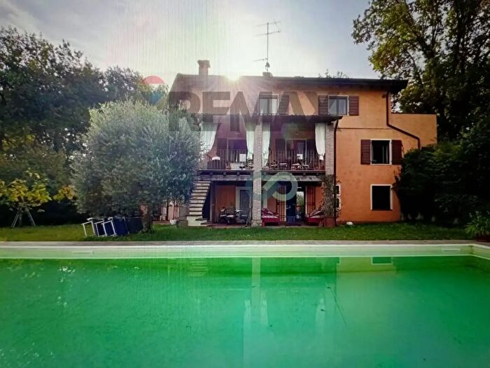 Casa con 7 locali in vendita in Desenzano Del Garda