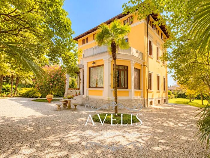 Casa con 9 locali in vendita in Via Mazzini, Lesa