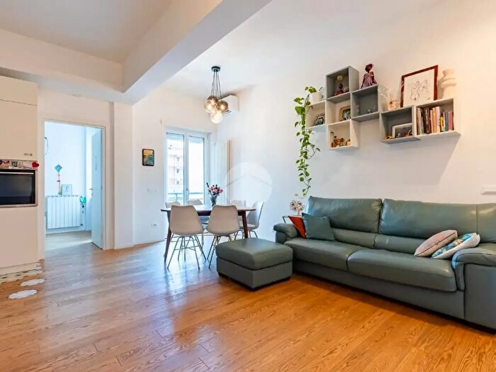 Appartamento trilocale in vendita in Via Giacinto De Vecchi Pieralice, Roma