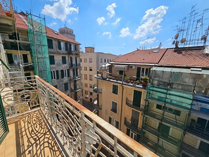 Appartamento quadrilocale in vendita in Via Barrili, Savona