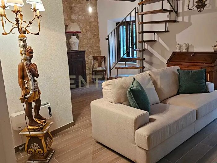 Casa con 6 locali in vendita in Via della Cisterna Snc, Semproniano