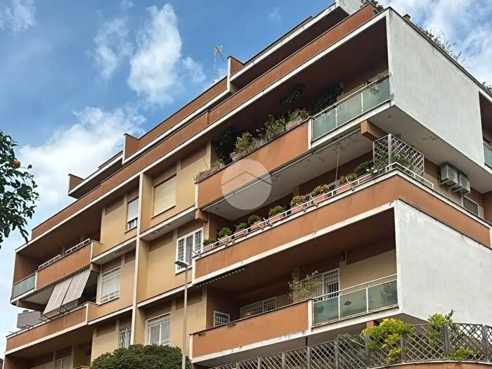 Appartamento trilocale in vendita in Via Eutropio, Roma