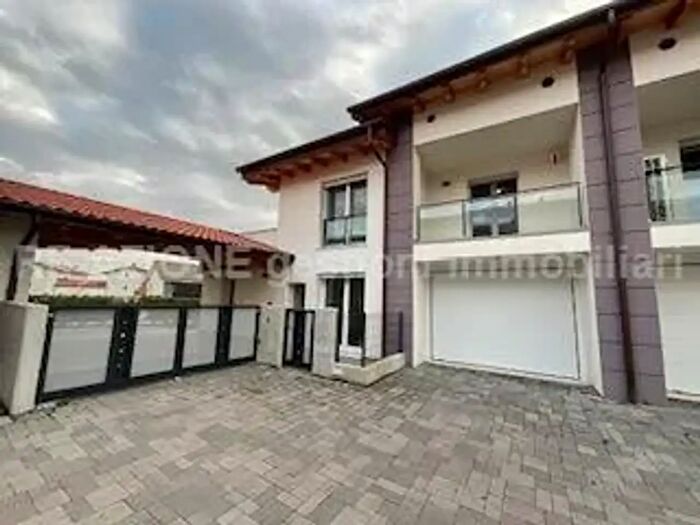 Casa con 5 locali in affitto in Via Grazia Deledda, Costabissara