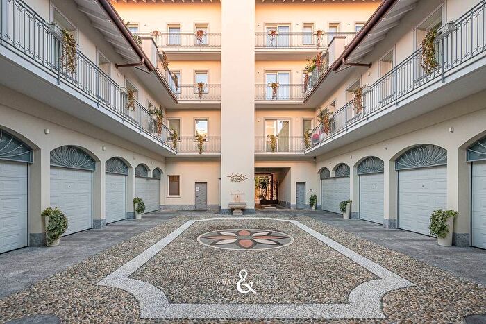 Appartamento quadrilocale in affitto in Via Cortelonga, Centro Storico, Monza