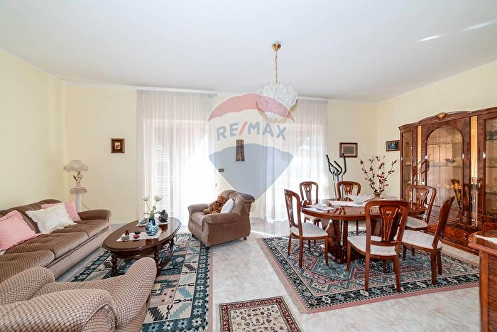 Appartamento con 6 locali in vendita in Via Pantelleria, Belpasso