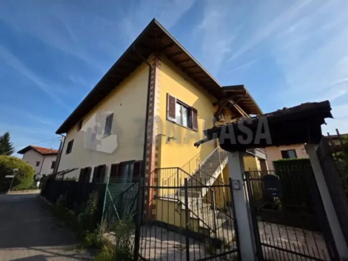 Appartamento quadrilocale in vendita in Via Sagittario, Angera