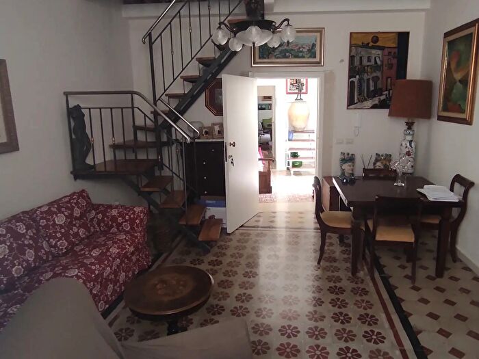 Appartamento con 5 locali in vendita in Via Vincenzo Mirabella, Siracusa