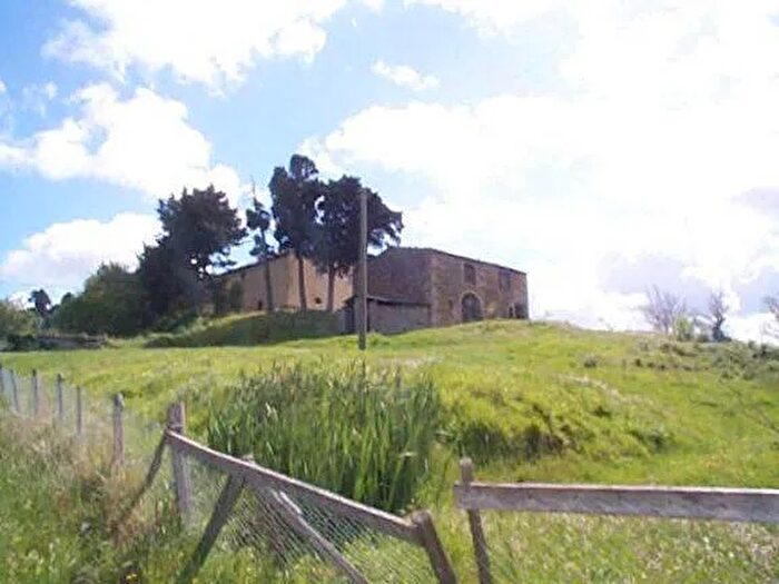 Casa con 15 locali in vendita in Pomarance