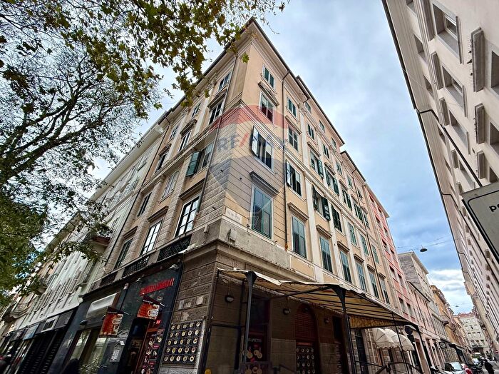 Appartamento trilocale in vendita in Via del Toro, Trieste