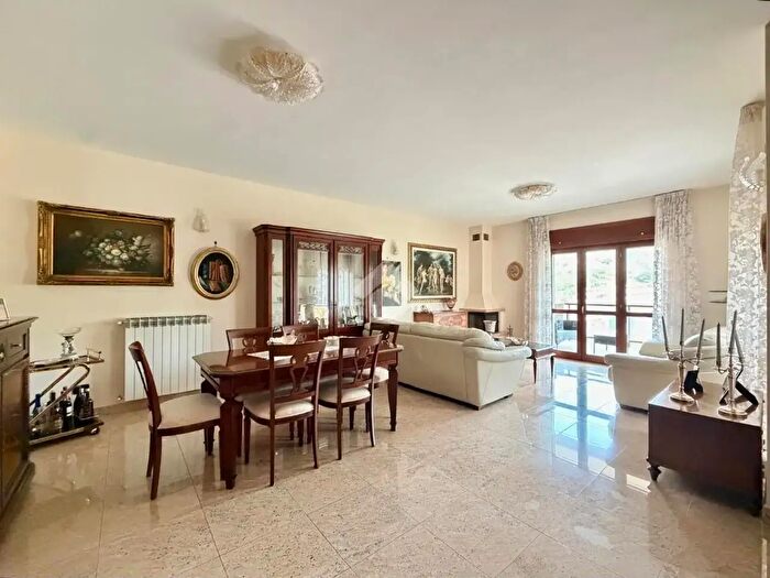 Appartamento quadrilocale in vendita in Via Romualdo Montagna, Cosenza