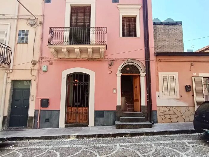 Casa con 6 locali in vendita in Via Principe Umberto, Catenanuova