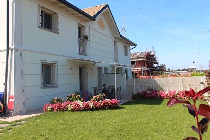 Casa quadrilocale in vendita in Strada Chiaviche, Parma