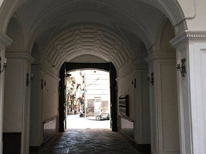 Appartamento bilocale in affitto in Via Monte di Dio, Santa Lucia, Napoli