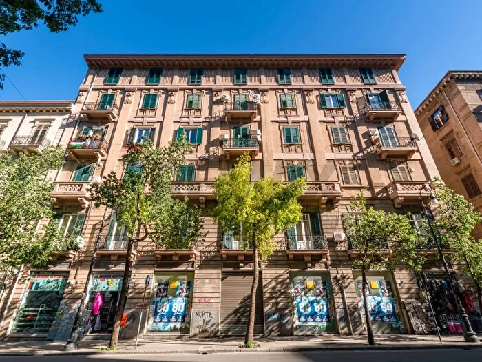 Appartamento con 6 locali in vendita in Via Pisa, Palermo