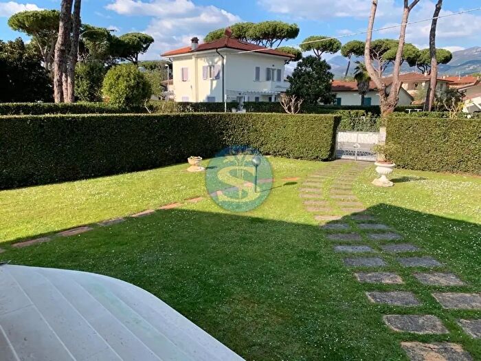 Casa con 12 locali in affitto in Pietrasanta