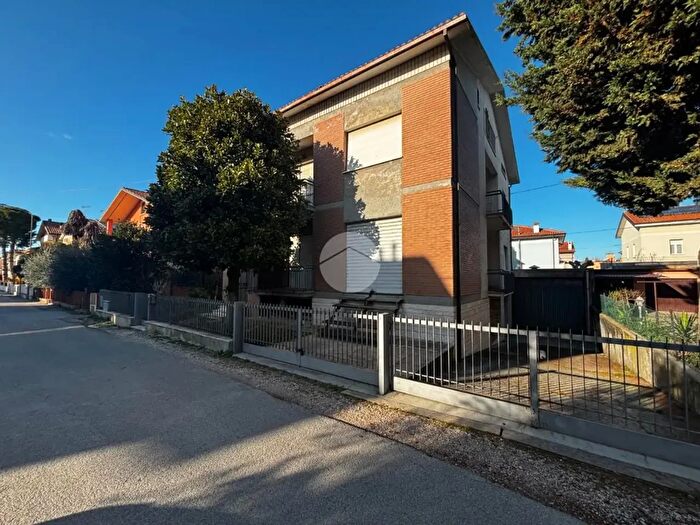 Casa con 5 locali in vendita in Via Brigata Sassari, Fano