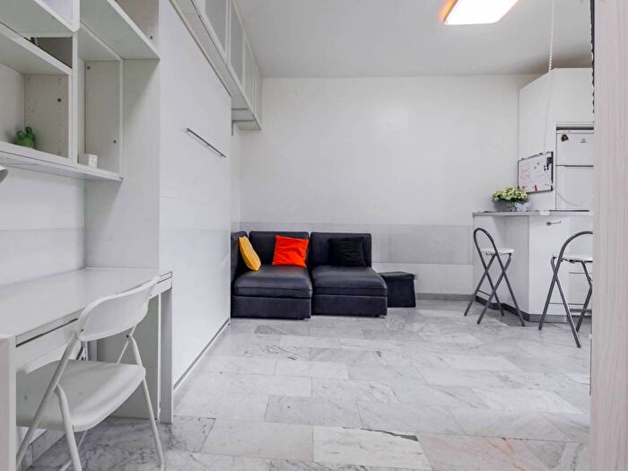 Appartamento monolocale in affitto in Via Trevi, Dergano, Milano