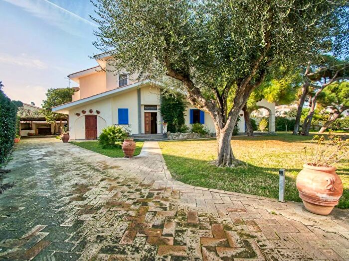 Casa con 6 locali in affitto in Viale Viareggio, Fregene, Fiumicino