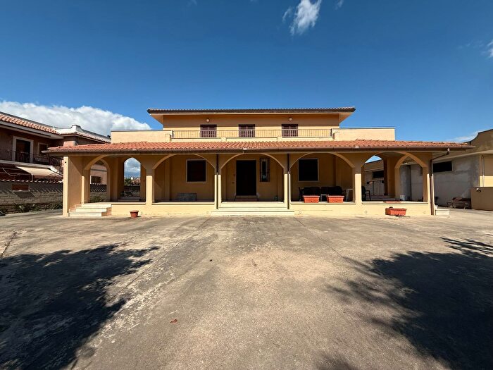 Casa con 10 locali in vendita in Via Pratica di Mare, Ardea