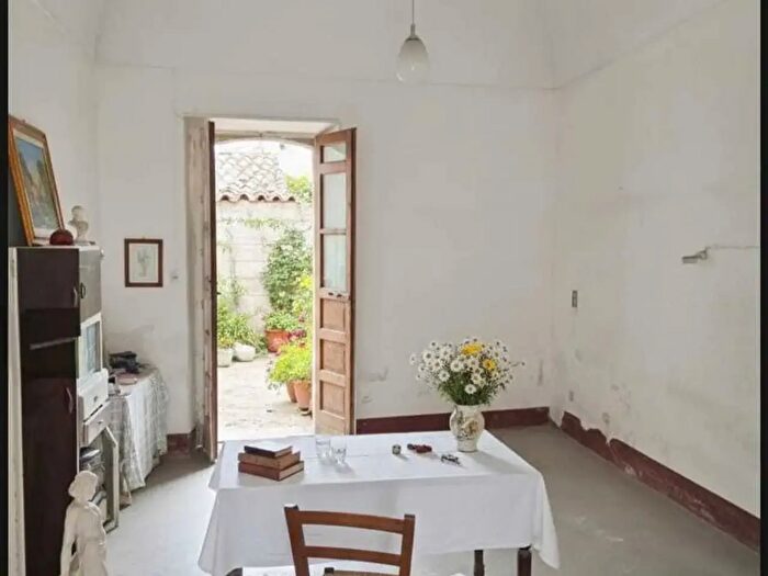 Casa quadrilocale in vendita in Piazza SantAntonio Abate, Camporotondo Etneo