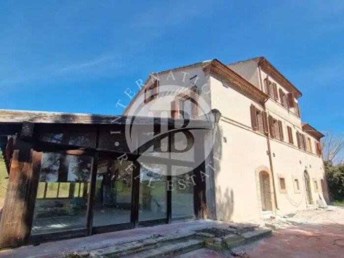 Casa con 6 locali in vendita in Montedinove