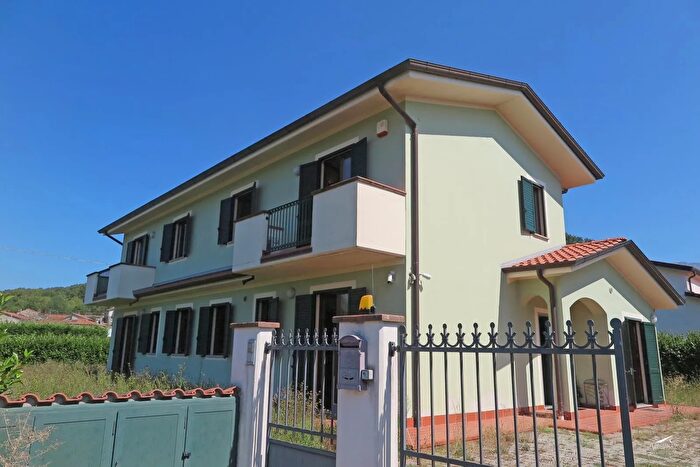 Casa con 9 locali in vendita in Villafranca In Lunigiana