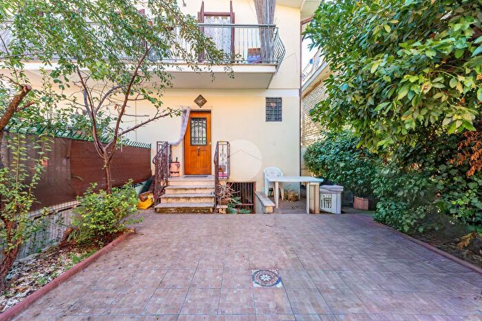 Appartamento quadrilocale in vendita in Via Mongiuffi Melia, Roma