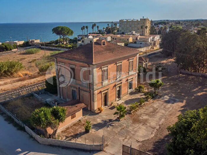 Casa con 15 locali in vendita in Noto