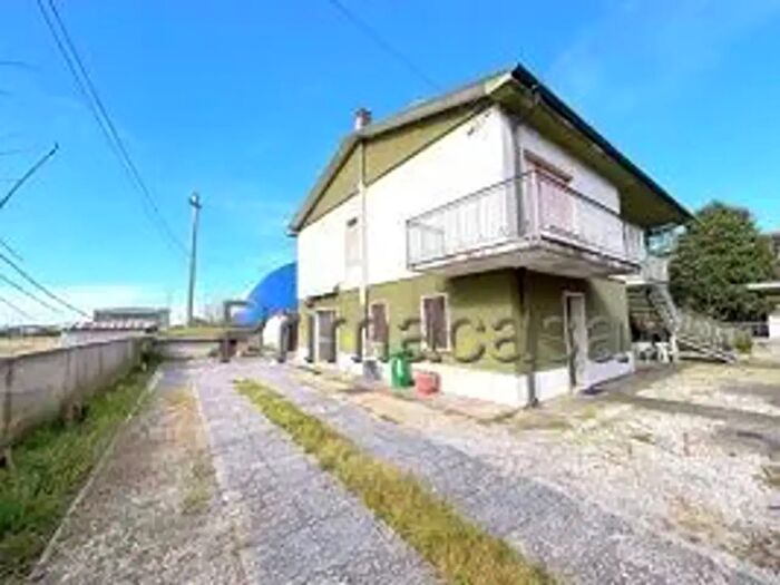 Casa con 9 locali in vendita in Via Mazzini a, San Pietro Di Morubio