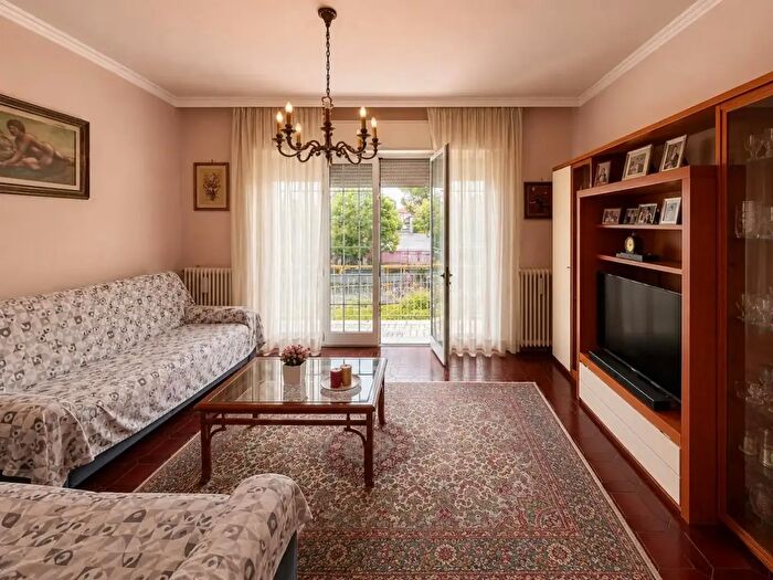 Casa con 13 locali in vendita in Lucca