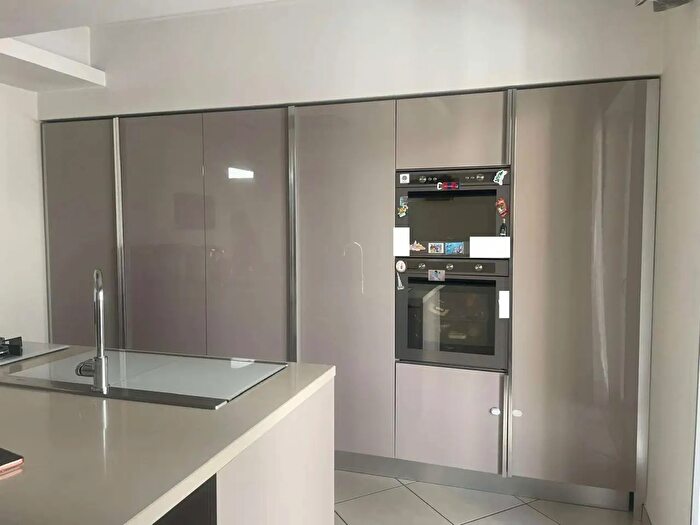 Casa con 8 locali in vendita in Via N Calipari, Mondragone