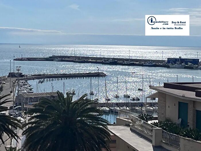 Appartamento con 6 locali in vendita in Via della Pineta, Anzio