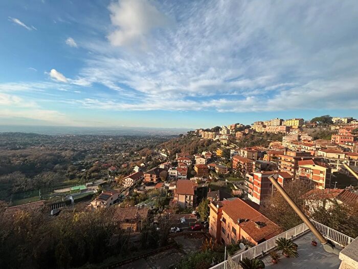 Appartamento trilocale in vendita in Via Roma, Rocca Di Papa