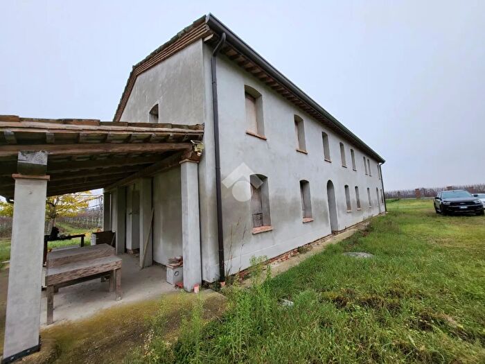 Casa con 10 locali in vendita in Via San Vitale, Russi