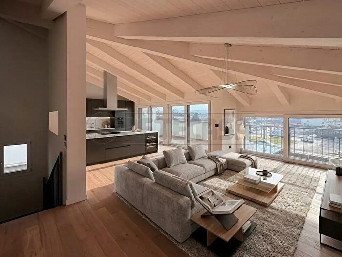 Appartamento con 6 locali in vendita in Via F Magellano, Creazzo