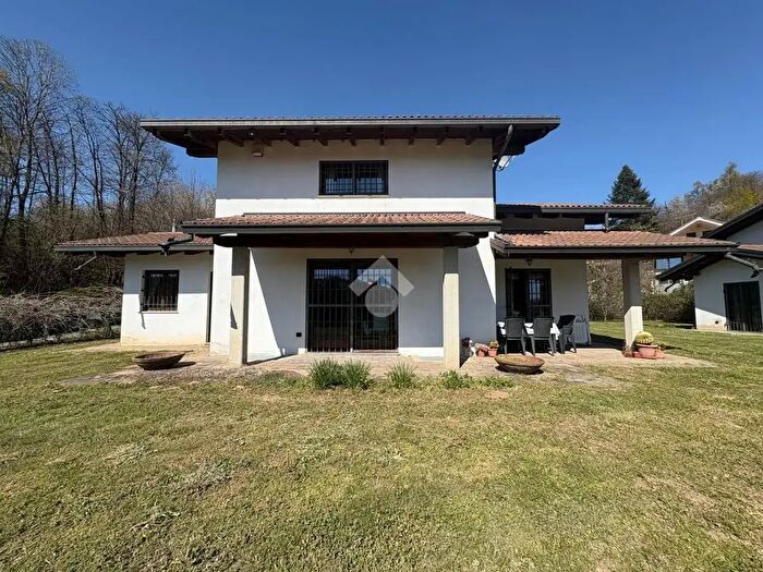Casa con 8 locali in vendita in Via Circonvallazione, Vialfre