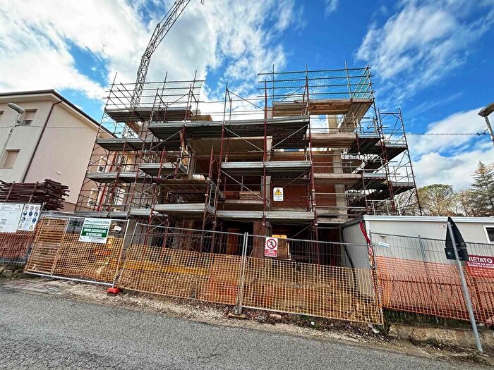 Casa con 10 locali in vendita in San Severino Marche