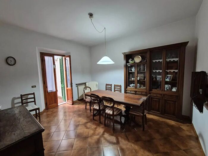 Casa con 5 locali in vendita in Prato