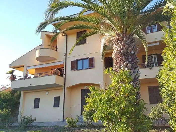 Casa con 7 locali in vendita in Bolsena