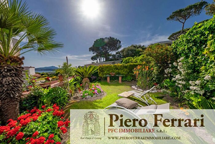 Appartamento con 7 locali in vendita in Pozzuoli